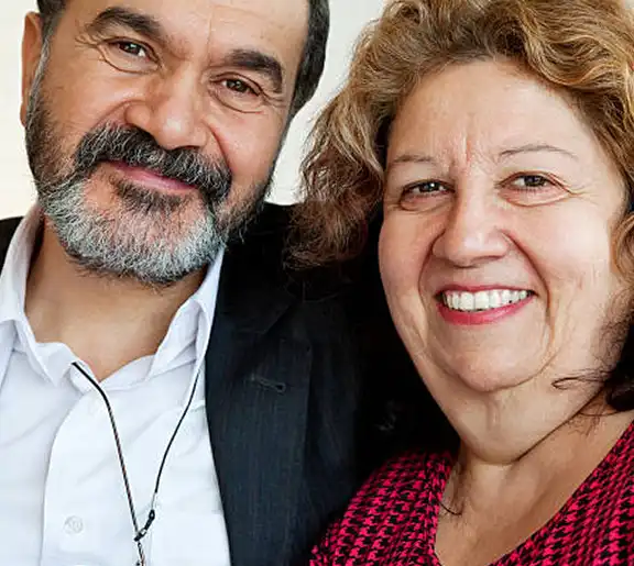 id?s férfi ölelkezik egy id?s n?vel, ?k testvérek, akik végre jóban vannak